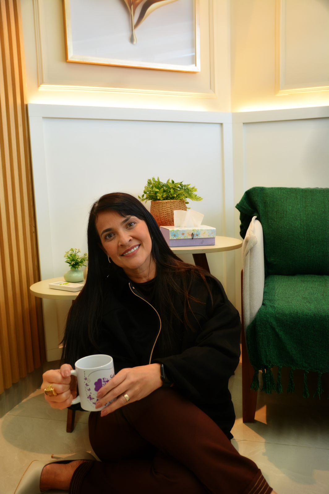 Sueli Lima sorrindo no consultório