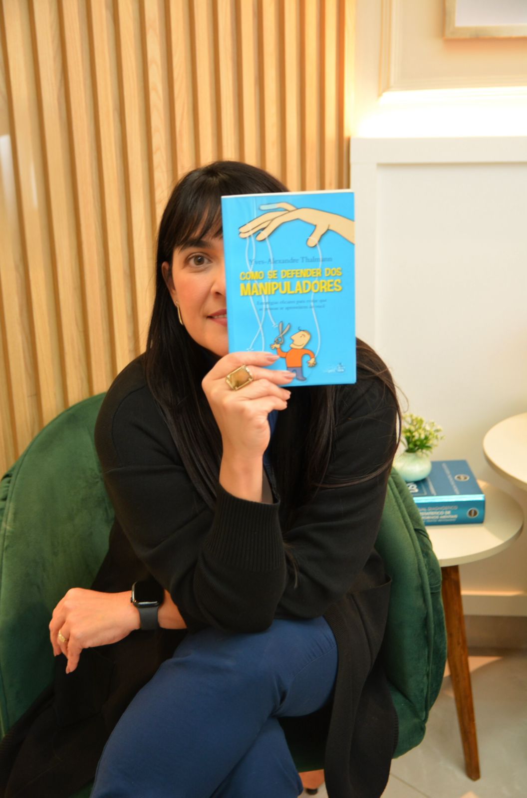Sueli Lima com o livro Como se defender dos manipuladores