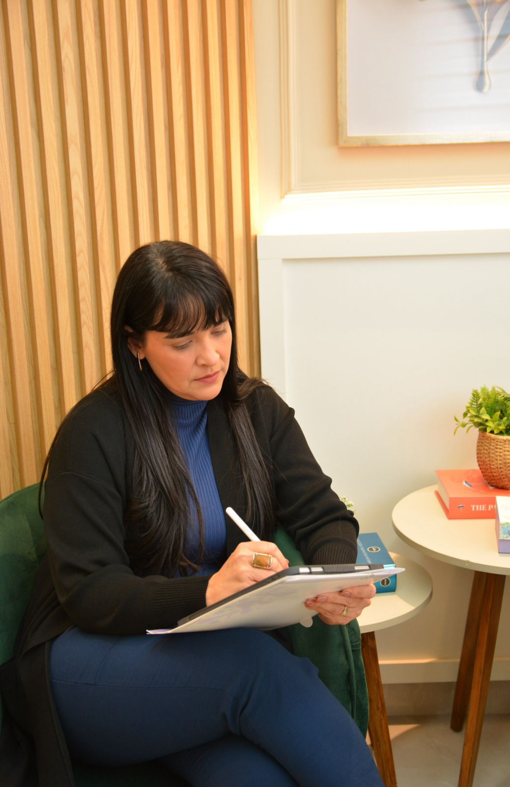 Sueli Lima fazendo anotações durante a sessão