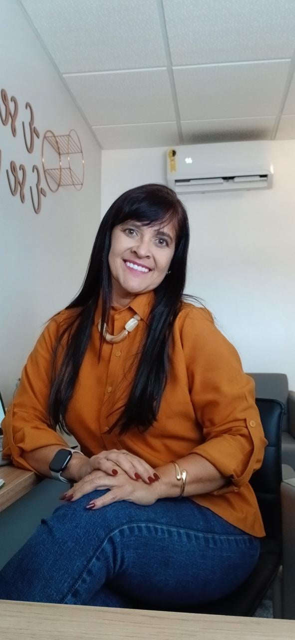 Sueli Lima no consultório, de blusa terracota